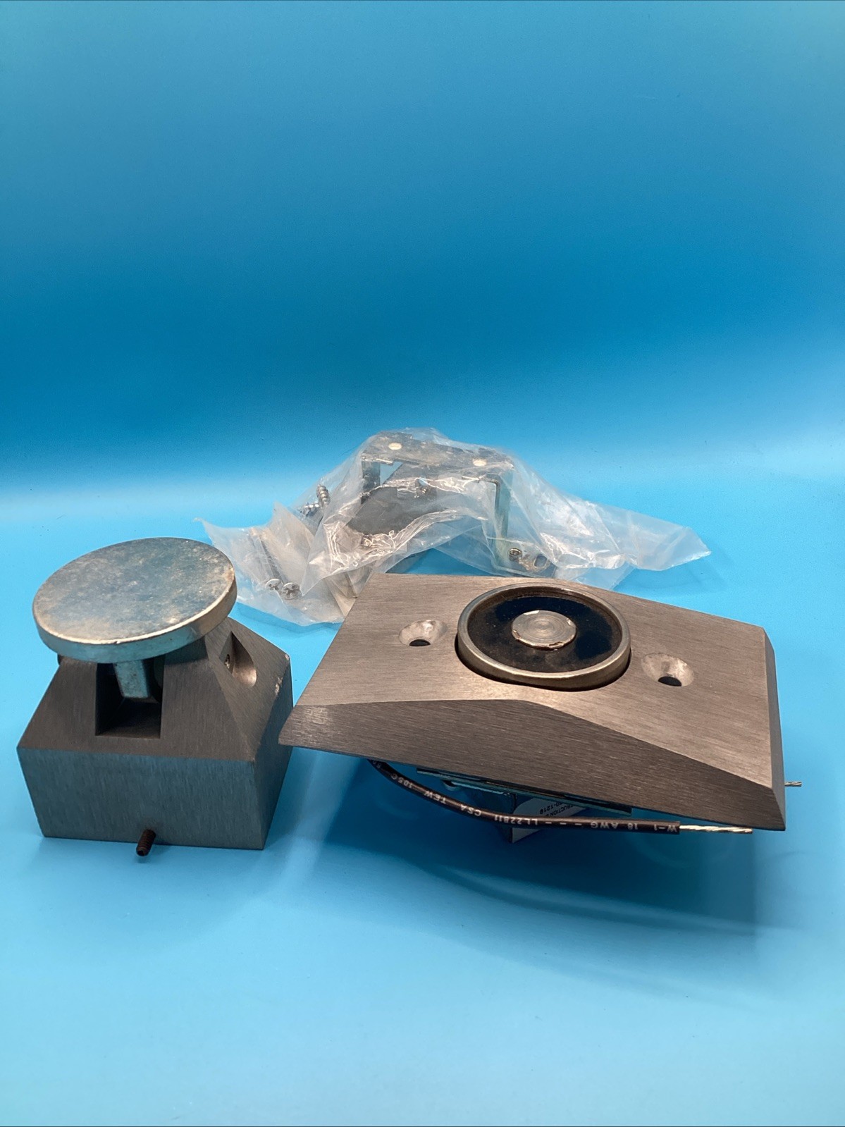 EDWARDS 1504-AQ ELECTROMAGNETIC SINGLE DOOR FLUSH MOUNT New Open Box