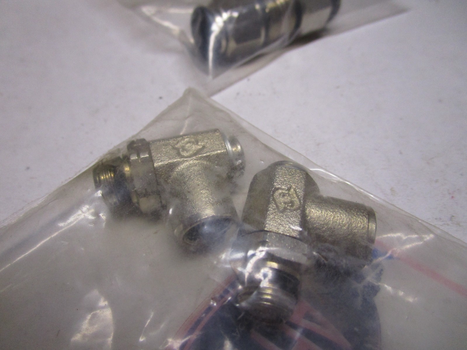 Flow Control 1/8″ Universal Thread x 1/8″ Female Thread Flow Out QTY 2