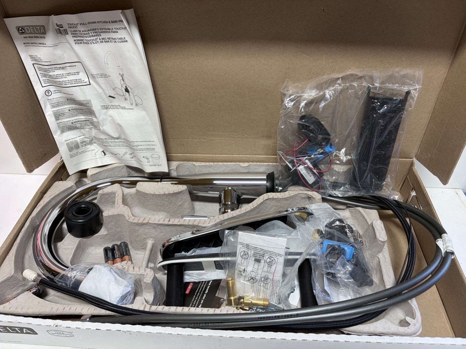 Delta 9113T-DST Essa Single-Handle Touch Pullout Kitchen Sink Faucet
