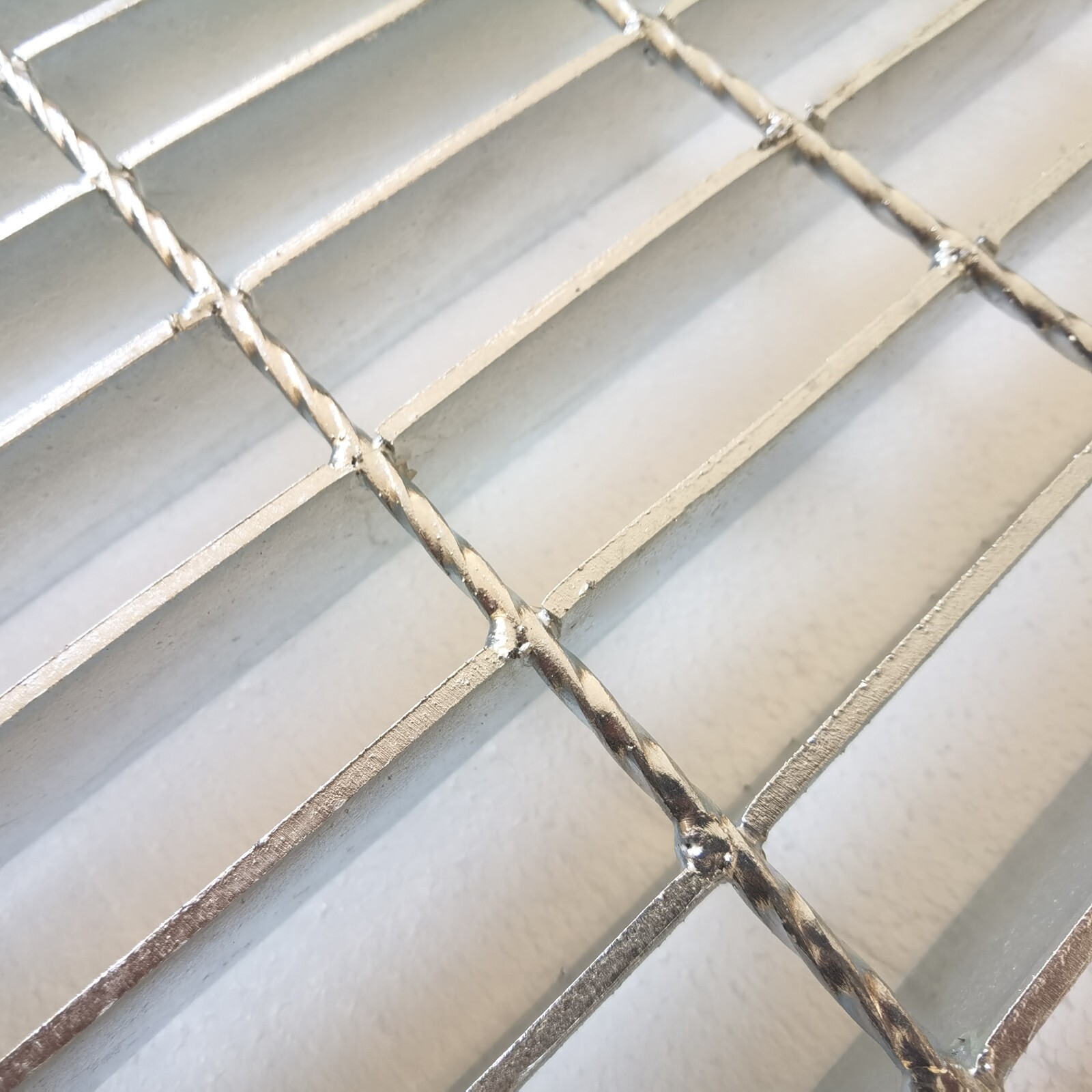 2.6ft*2.6ft Silver Gray Carbon Steel Grille Plate Thickness 1.5″ 1 Piece/Box